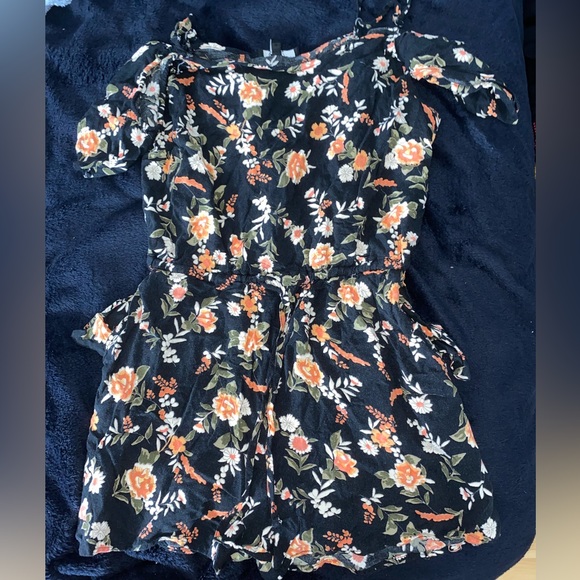I am selling a romper - Picture 3 of 3